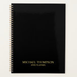 Agenda Negro profesional y oro<br><div class="desc">El planificador profesional presenta el nombre y el texto personalizados en el estilo de fuente serif clásico de oro en el fondo negro. Por favor, ten en cuenta que Los detalles metalizados en relieve de este diseño son solo simulados. Este producto no contará con ningún relieve ni capa que creen...</div>