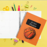 Agenda Niños deportivos de baloncesto artístico<br><div class="desc">Presentamos "Artistic Basketball Sports Kids' Planner", la herramienta organizativa perfecta para jóvenes entusiastas del baloncesto y aspirantes a atletas. Este apasionante planificador presenta un baloncesto artístico hecho a mano con un vibrante entorno naranja. El ilustracion dinámico y detallado crea una cubierta energética e inspiradora que encenderá la pasión de su...</div>