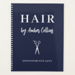 Agenda Nombramiento del estilo del cabello de las tijeras<br><div class="desc">Planificador de la libreta de citas azul marino con un par de tijeras blancas,  fuentes elegantes y tu nombre en un guión encantador.</div>