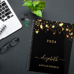 Agenda Nombramientos de estrellas de oro negro en 2025<br><div class="desc">Un elegante fondo de color negro con falsas estrellas doradas goteando, goteando. Personalice y agregue un año, nombre y título. Un planificador para organizar clientes de negocios, para hacer listas, o tu vida diaria. El nombre está escrito con un gran guión escrito a mano con letras a la moda y...</div>
