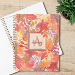 Agenda Nombrar hojas de caída de monograma<br><div class="desc">Este planificador de bonitos está decorado con un patrón de hojas de cascada en los maravillosos colores del otoño. Puede personalizar cambiando el nombre y el inicial. Porque creamos nuestra propia obra de arte no encontrarás esta imagen exacta de otros diseñadores. Acuarela original © Michele Davies.</div>