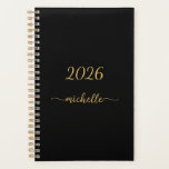 Agenda Nombre con guion femenino de monograma de oro negr<br><div class="desc">Planificador personalizado minimalista femenino simple limpio negro y dorado con monograma de nombre firma escritura personalizada 2023 o cualquier año. Este diseño presenta su primer nombre en una hermosa tipografía de letra a mano con cola de florituras en dorado sobre fondo negro. Gran regalo femenino con estilo para cumpleaños, día...</div>