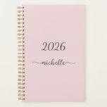 Agenda Nombre con Monograma Minimalista en Rosa Polvorien<br><div class="desc">Planificador personalizado minimalista femenino rosa con nombre monograma en letra script para 2023 o cualquier año. Este diseño presenta su primer nombre en una hermosa tipografía de letra a mano con cola de florituras en fondo rosa polvoriento o rosa pastel claro. Un regalo femenino y elegante ideal para cumpleaños, día...</div>