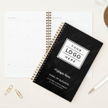 Agenda Nombre de empleado del logotipo de negocios de már<br><div class="desc">Añada un aspecto profesional a su espacio de trabajo con un planificador de negocios de espiral de una empresa personalizado con un amplio espacio para su logotipo de empresa con un texto personalizado moderno que puede ser personalizado con el nombre del empleado o propietario de la empresa, nombre de negocio,...</div>
