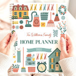 Agenda Nombre de familia de Personalizado de tareas domés<br><div class="desc">Este encantador diseño presenta una temática retro-inspirada en las tareas domésticas, con ilustraciones de escobas, vacuos, casas y flores de estilo vintage en tonos suaves y mudos. El nombre personalizado y el texto "Home Planner 2025" lo convierten en una incorporación funcional y elegante a cualquier hogar. Ideal para familias, amas...</div>