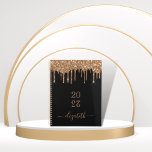 Agenda Nombre de goteo de oro negro 2025<br><div class="desc">Un elegante fondo negro con giros de oro falsos, pinturas de goteo. Plantilla de un año (boca abajo) Personalizar y agregar un nombre. El nombre está escrito con un gran guión de estilo con letras a mano dorado. Perfecto para la escuela, el trabajo o la organización de su vida personal/familiar....</div>