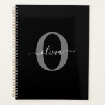 Agenda Nombre de guión de monograma personalizado Gris bl<br><div class="desc">Este elegante monograma y el elegante diseño del nombre de la escritura se pueden dar como regalo para un cumpleaños, boda, ducha de novia, aniversario, Día de la Madre o cualquier ocasión. Se puede personalizar con el nombre y la inicial de la persona. Puede cambiar el tipo de letra, el...</div>
