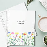 Agenda Nombre de guión personalizado de Flores silvestres<br><div class="desc">Este planificador floral está decorado con flores silvestres dibujadas a mano y una tipografía de escritura elegante. Personalizable fácil con tu nombre y año. Utilice la Herramienta de diseño para cambiar el tamaño,  estilo o color del texto. Dibujo original © Michele Davies.</div>