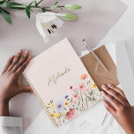 Agenda Nombre de guión personalizado de Flores silvestres<br><div class="desc">Nuestras hermosas flores silvestres de campo de color marrón están pintadas a mano con amor. Hemos seleccionado una hermosa paleta de colores claros para crear un ambiente elegante y tranquilo. Nuestras acuarelas y flores silvestres están dispuestas para crear este hermoso arreglo. Perfecto para escribir sus notas. Nuestros ilustraciones de flores...</div>