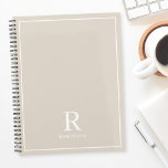 Agenda Nombre de la familia beige de la crema neutra mode<br><div class="desc">Portátil planificador diseñado por personalizados que presenta un diseño clásico y moderno de monograma de nombres familiares en color neutro.</div>