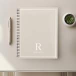 Agenda Nombre de la familia beige de la crema neutra mode<br><div class="desc">Portátil planificador diseñado por personalizados que presenta un diseño clásico y moderno de monograma de nombres familiares en color neutro.</div>