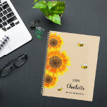 Agenda Nombre de las abejas beige amarillas girasoles<br><div class="desc">Manténgase organizado con estilo con nuestro Planner Personalizado de Girasol y Espiral de Bee, con un diseño encantador inspirado en la belleza de la naturaleza. Perfecto para planificar sus días con un toque de fantasía, este planificador combina funcionalidad con una estética deliciosa. Fondo beige cálido: el suave fondo beige aporta...</div>