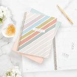 Agenda Nombre de las franjas de arcoiris modernas de colo<br><div class="desc">Fun,  moderno y colorido rayas de arcoiris personalizan el planificador de nombres. El diseño presenta un diseño moderno y colorido de tiras de motivos arcoíris y un nombre personalizado. Diseño de Moodthology Papery.</div>