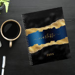 Agenda Nombre de mármol de agate dorado azul marino negro<br><div class="desc">Azul marino negro y oro falso,  ágate,  huella de piedra de mármol como fondo. Personaliza y agrega tu nombre y un año. El nombre está escrito con una escritura de estilo con letras a mano moderna.</div>