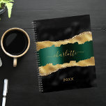 Agenda Nombre de mármol de agre de oro verde esmeralda ne<br><div class="desc">Verde esmeralda negro y oro falso,  ágata,  huella de piedra de mármol como fondo. Personaliza y agrega tu nombre y un año. El nombre está escrito con una escritura de estilo con letras a mano moderna.</div>