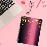Agenda Nombre de monograma de estrellas de oro de Borgoña<br><div class="desc">Un fondo oscuro de color burdeos con estrellas falsas de oro. Plantilla de un año (boca abajo) Personalizar y agregar un nombre. El nombre está escrito con una escritura de estilo dorado y moderno con letras a mano. Perfecto para la escuela, el trabajo o la organización de su vida personal/familiar....</div>