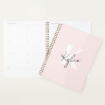 Agenda Nombre de monograma personalizado del Rosa de Rubo<br><div class="desc">Este moderno planner personalizado ofrece un ambiente elegante, con un suave color pastel rosa y un elegante monograma o nombre gris cálido en la cubierta. Diseñado con minimalismo y elegancia en mente, este planificador es perfecto para la programación diaria, la fijación de objetivos, el periodismo o la planificación del año...</div>