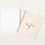 Agenda Nombre de monograma personalizado moderno de color<br><div class="desc">Este moderno planner personalizado ofrece un ambiente elegante, con un suave color pastel de melocotón pálido y un elegante monograma o nombre gris cálido en la cubierta. Diseñado con minimalismo y elegancia en mente, este planificador es perfecto para la programación diaria, la fijación de objetivos, el periodismo o la planificación...</div>