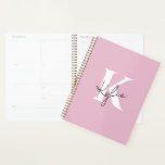 Agenda Nombre de monograma personalizado rosado moderno:<br><div class="desc">Este moderno planner personalizado ofrece un ambiente elegante, con un suave color rosa pastel y un elegante monograma o nombre gris cálido en la cubierta. Diseñado con minimalismo y elegancia en mente, este planificador es perfecto para la programación diaria, la fijación de objetivos, el periodismo o la planificación del año...</div>