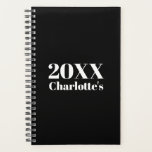 Agenda Nombre del año del personalizado blanco minimalist<br><div class="desc">Moderno año minimalista negro y blanco personalizado y nombre Planner personalizado. Texto blanco completamente personalizable sobre fondo de color sólido plano negro. Los colores son editables.</div>