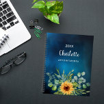 Agenda Nombre del cielo azul amarillo girasol 2025<br><div class="desc">Manténgase organizado e inspirado durante todo el año con nuestro Planner Personalizado de Girasol y Espiral de Eucalipto. Diseñado para aportar un toque de belleza natural a su planificación diaria, este planificador con espiral combina funcionalidad con un toque personalizado. Sorprendente fondo del cielo azul oscuro: el fondo del cielo azul...</div>