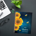 Agenda Nombre del cielo azul de las abejas amarillas gira<br><div class="desc">Prepárate para organizar tus días con un toque de encanto natural con nuestro Planner Personalizado de Girasol y Espiral de Bee. Este agradable planificador cuenta con un tranquilo fondo de cielo azul oscuro adornado con vibrantes girasoles color agua y alegres abejas sonrientes, lo que le da un sentido de alegría...</div>