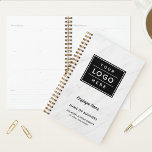 Agenda Nombre del empleado con el logotipo comercial de M<br><div class="desc">Añada un aspecto profesional a su espacio de trabajo con un planificador de negocios de espiral de una empresa personalizado con un amplio espacio para su logotipo de empresa con un texto personalizado moderno que puede ser personalizado con el nombre del empleado o propietario de la empresa, nombre de negocio,...</div>