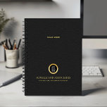 Agenda Nombre del logotipo de oro redondo negro corporati<br><div class="desc">Manténgase organizado y eleve su imagen profesional con nuestro Personalizado Spiral Planner, que presenta un elegante diseño de cuero negro que combina sofisticación con funcionalidad. Un espacio cuadrado de personalizable en la cubierta le permite mostrar de forma prominente su logotipo de negocio sobre una textura dorada, mientras que dos líneas...</div>