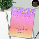 Agenda Nombre del Monograma 2023 de las estrellas del Pur<br><div class="desc">Este elegante planificador está decorado con estrellas de color dorado y rosa sobre un fondo purpurina de arcoiris rosa. Personalizable fácil con su nombre,  monograma y año.</div>