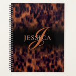 Agenda Nombre del monograma de impresión de animales del<br><div class="desc">Desate tus habilidades organizativas con estilo con nuestro Planificador Monograma de la Cáscara de Tortuga Personalizada. Este exquisito planificador, adornado con un clásico patrón de concha de tortuga y un monograma de impresión animal personalizado, está diseñado para añadir un toque de elegancia a su planificación diaria. Perfecto para profesionales, estudiantes...</div>