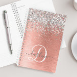 Agenda Nombre del monograma del Purpurina Metalizado cepi<br><div class="desc">Personaliza fácilmente este diseño de diseño de diseño de moda a la moda con un purpurina brillante de bonito plateado sobre un fondo metálico rosa de color dorado.</div>