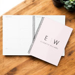 Agenda Nombre del Monograma Minimalista Moderno Rosa Rubo<br><div class="desc">Consiga organización y estilo en uno con nuestro Clásico Elegante Moderno Monograma Minimalista. Este planificador meticulosamente diseñado combina a la perfección la sofisticación atemporal con el minimalismo contemporáneo, convirtiéndolo en una herramienta esencial para mantenerse a la altura de su agenda. Diseñado con precisión y atención a los detalles, este planificador...</div>