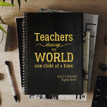 Agenda Nombre del profesor Cita de oro León negro Elegant<br><div class="desc">Cuero como planificador con profesor de escritura de tipografía de Relieve metalizado dorado cita "Los profesores cambian el mundo un estudiante a la vez",  nombre y título personalizado             Puede hacer un regalo de gran interés para expresar su gratitud y aprecio y dar las gracias a su mejor profesor!</div>