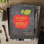 Agenda Nombre del profesor Guión de oro Rojo Apple Blackb<br><div class="desc">Elegante y elegante planificador con guion maestro de escritura de tipografía de Relieve metalizado dorado cita "Los profesores cambian el mundo de un estudiante a la vez", dentro de una gran manzana roja, nombre y título personalizado Puede hacer un regalo de gran interés para expresar su gratitud y aprecio y...</div>