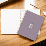 Agenda Nombre exclusivo de estilo y tipo de monograma púr<br><div class="desc">Un elegante y elegante planificador con una hermosa representación de su nombre y monograma con serios clásicos y una tipografía de escritura más ornamentada en una armonía equilibrada y simétrica. Los tres elementos se mezclan con una sofisticada armonía y crean su propio logotipo de marca personal. Se muestra aquí con...</div>