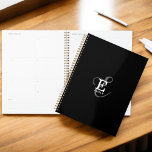 Agenda Nombre exclusivo de estilo y tipografía monográfic<br><div class="desc">Un elegante y elegante planificador con una hermosa representación de su nombre y monograma con serios clásicos y una tipografía de escritura más ornamentada en una armonía equilibrada y simétrica. Los tres elementos se mezclan con una sofisticada armonía y crean su propio logotipo de marca personal. Se muestra aquí con...</div>