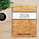 Agenda Nombre Gold personalizado 2024<br><div class="desc">Este elegante Planner está decorado con una huella dorada texturizada. Personalizar cambiando el nombre y el año.</div>