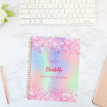 Agenda Nombre holográfico de purpurina rosa 2025<br><div class="desc">Un fondo holográfico de moda con colores pastel en rosa,  violeta y verde menta. Decorada con un falso purpurina de color rosa. Personalice y agregue un nombre,  título y un año. El nombre está escrito con una escritura de estilo florido y moderno.</div>