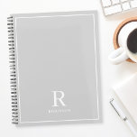 Agenda Nombre moderno de la familia gris neutra<br><div class="desc">Portátil planificador diseñado por personalizados que presenta un diseño clásico y moderno de monograma de nombres familiares en color neutro.</div>