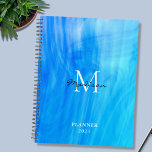 Agenda Nombre Monograma Azul<br><div class="desc">Este elegante Planner está decorado con un diseño atmosférico en tonos azul y turquesa. Personalizable fácil con su nombre,  monograma y año. Utilice la opción Herramienta de diseño para cambiar el tamaño,  estilo y color del texto.</div>