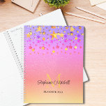 Agenda Nombre Monograma Oro Stars Girly<br><div class="desc">Este planificador de chicas está decorado con estrellas de color oro falso y rosa sobre un fondo purpurina de arcoiris rosa. Personalizable fácil con su nombre,  monograma y año. Utilice la opción Personalizar adicional para cambiar el tamaño,  estilo o color del texto.</div>