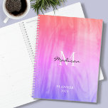 Agenda Nombre Monograma Rosa<br><div class="desc">Este elegante Planner está decorado con un diseño atmosférico en tonos rosa,  violeta y coral. Personalizable fácil con su nombre,  monograma y año. Utilice la opción Herramienta de diseño para cambiar el tamaño,  estilo y color del texto.</div>