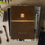 Agenda Nombre monogramado de oro elegante personalizado<br><div class="desc">Lujoso y exclusivo edificio de estilo ofimático o monogramado personal de 2025 con un falso purpurina metálico de cobre con sus iniciales en el nombre del monograma y una franja brillante sobre un elegante fondo de cuero falso marrón oscuro. Adecuado para pequeñas empresas, profesionales empresariales o independientes, especialistas en marcas...</div>