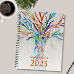 Agenda Nombre personalizado 2023<br><div class="desc">Este único Planner está decorado con un árbol de mosaicos de colores vivos. Personalizar con tu nombre y año. Para seguir editando, utilice la Herramienta de diseño para cambiar el tipo de letra, el tamaño de la fuente o el color. Porque creamos nuestra obra de arte no encontrarás esta imagen...</div>