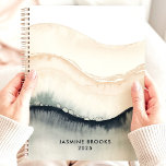 Agenda Nombre personalizado Abstract Watercolor Waves 202<br><div class="desc">Sumérjase en un mar de tranquilidad con este apacible planificador. Unas olas de acuarela abstractas en tonos azules, grises y beige crean un entorno sereno para tus sueños y aspiraciones. Imagínate anotando tus pensamientos y citas en medio de este tranquilo flujo. Personalízalo con tu nombre y deja que este planificador...</div>