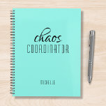 Agenda Nombre personalizado azul del coordinador del caos<br><div class="desc">El coordinador del caos,  Blue Personalized Name,  señala el texto "coordinador del caos" en una divertida tipografía de escritura negra. Perfecto para esa madre ocupada,  profesora,  entrenadora de equipo deportivo o jefe de trabajo. Diseñado por Evco Studio www.zazzle.com/store/evcostudio</div>