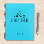 Agenda Nombre personalizado azul del coordinador del caos<br><div class="desc">El coordinador del caos,  Blue Personalized Name,  señala el texto "coordinador del caos" en una divertida tipografía de escritura negra. Perfecto para esa madre ocupada,  profesora,  entrenadora de equipo deportivo o jefe de trabajo. Diseñado por Evco Studio www.zazzle.com/store/evcostudio</div>