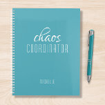 Agenda Nombre personalizado azul del coordinador del caos<br><div class="desc">El coordinador del caos,  Blue Personalized Name,  señala el texto "coordinador del caos" en una divertida tipografía de escritura blanca. Perfecto para esa madre ocupada,  profesora,  entrenadora de equipo deportivo o jefe de trabajo. Diseñado por Evco Studio www.zazzle.com/store/evcostudio</div>