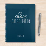 Agenda Nombre personalizado azul del coordinador del caos<br><div class="desc">El coordinador del caos,  Blue Personalized Name,  señala el texto "coordinador del caos" en una divertida tipografía de escritura blanca. Perfecto para esa madre ocupada,  profesora,  entrenadora de equipo deportivo o jefe de trabajo. Diseñado por Evco Studio www.zazzle.com/store/evcostudio</div>