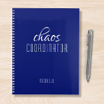 Agenda Nombre personalizado azul del coordinador del caos<br><div class="desc">El coordinador del caos,  Blue Personalized Name,  señala el texto "coordinador del caos" en una divertida tipografía de escritura blanca. Perfecto para esa madre ocupada,  profesora,  entrenadora de equipo deportivo o jefe de trabajo. Diseñado por Evco Studio www.zazzle.com/store/evcostudio</div>